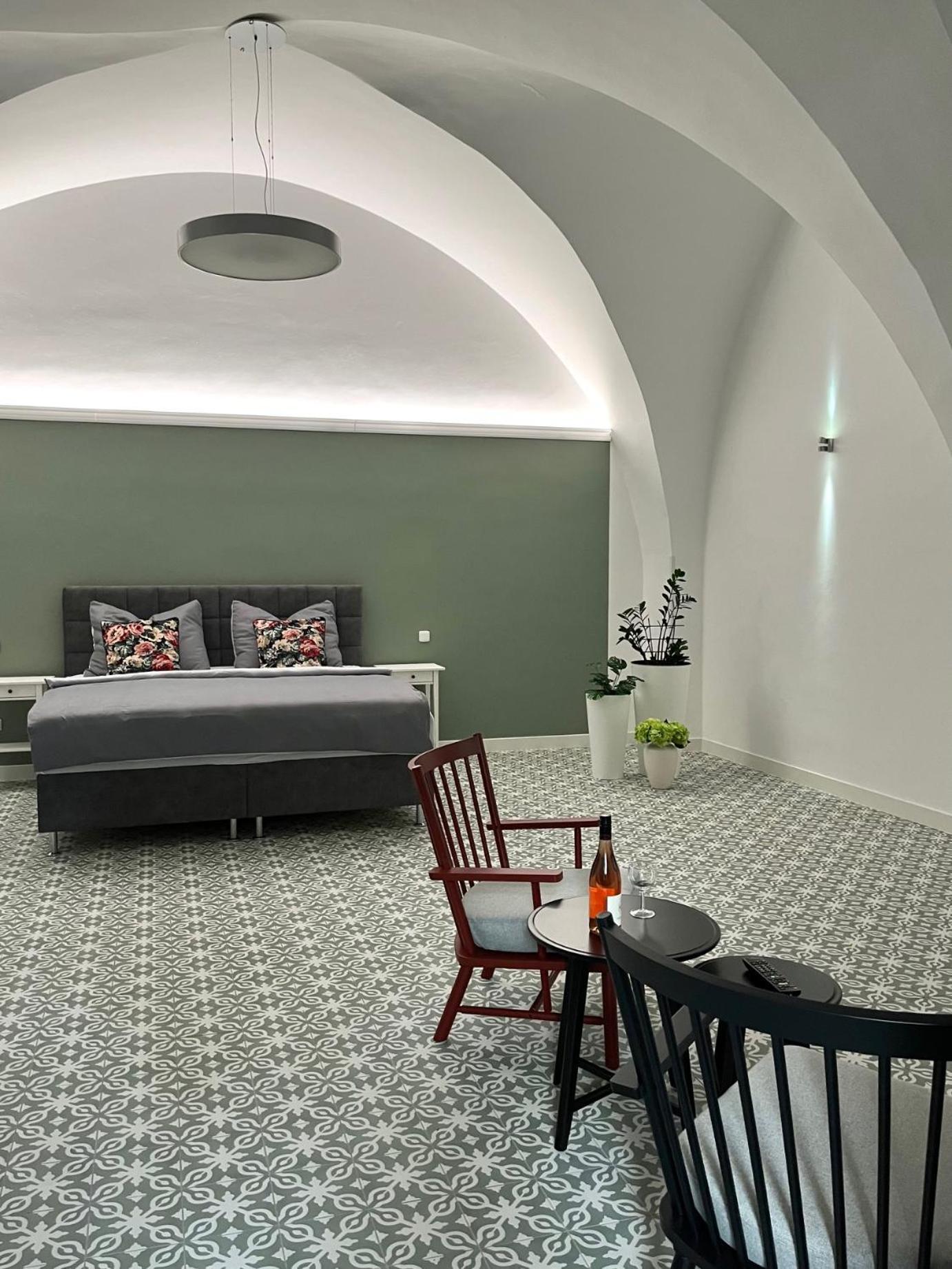 Palác Daun - Studio Apartments Znojmo Exterior foto